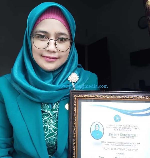 Ketua TP-PKK Ampek Nagari Terima Penghargaan Adhi Bakti Madya