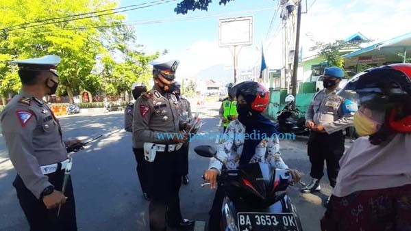 Satlantas Polres Padangpanjang Bagikan Masker kepada Pengendara