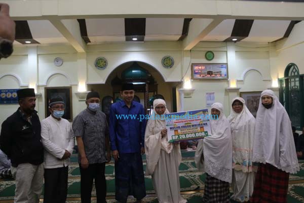 TSR V Pemko Padangpanjang Kunjungi Masjid Jihadu Walidaina dan Serahkan Bantuan Rp20 Juta