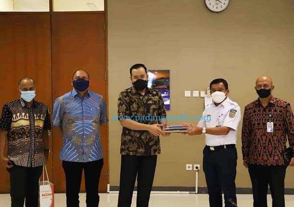 Fadly Amran Sampaikan Rencana Pemanfaatan Stasiun Kereta Api ke Dirut PT KAI