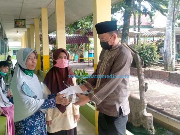 MTsN 7 Agam Salurkan Zakat Fitrah Bagi 14 Peserta Didik