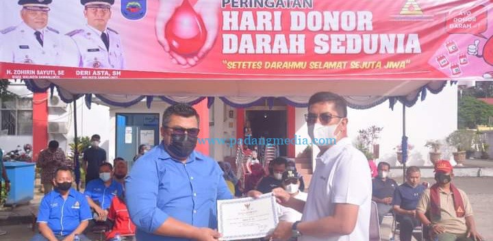 Pendonor Seratus dan Lima Puluh Kali Dapat Penghargaan di Hari Donor Darah Sedunia di Sawahlunto