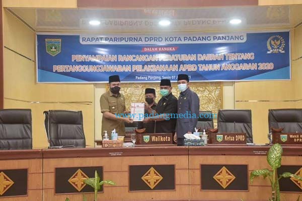 Walikota Padangpanjang Sampaikan Ranperda Pertanggungjawaban Pelaksanaan APBD 2020 ke DPRD