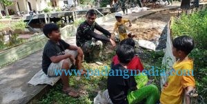 Hiburan Sederhana Bagi Anak-Anak di Lokasi…