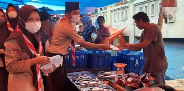 Kwarcab Pramuka Sawahlunto Berdonor Darah dan Bagi Masker