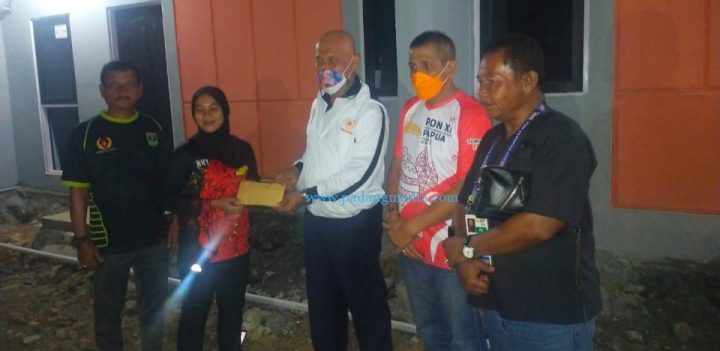 Kunjungi Kontingen, Gubernur Sumbar Beri Bonus Spontan Untuk Peraih Medali PON XX Papua