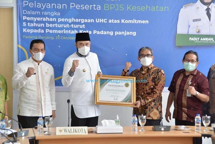 Walikota Padangpanjang Terima Penghargaan UHC dari BPJS Kesehatan