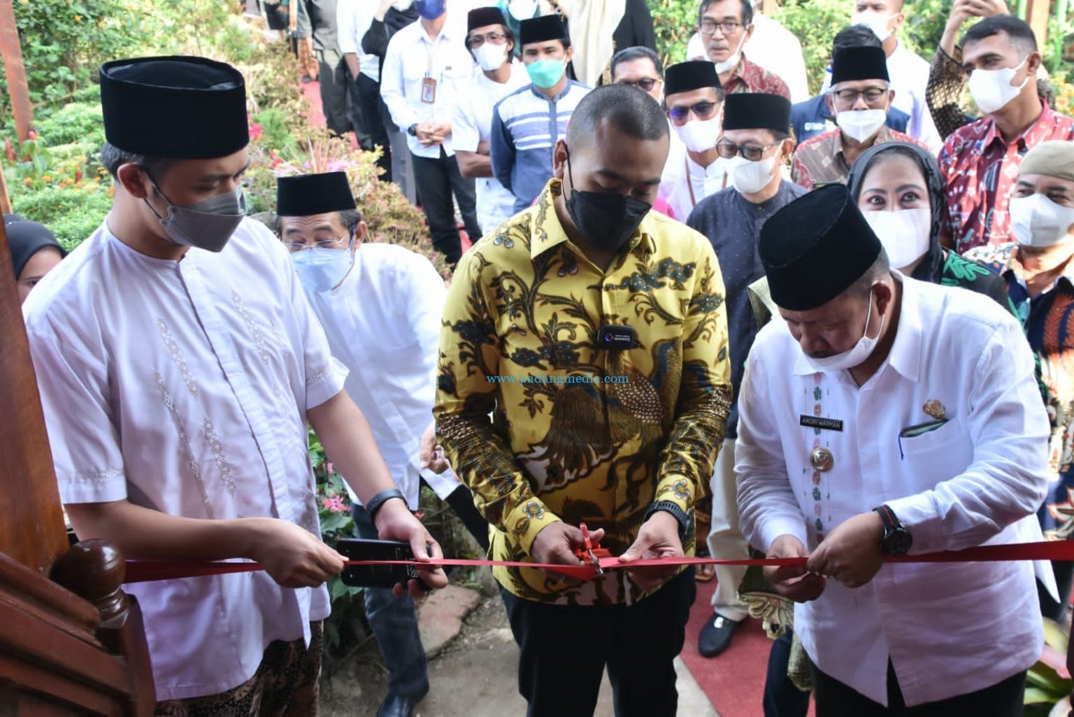 Bupati Agam Hadiri Peresmian Surau Kayu Al Iqra Green House Lezatta
