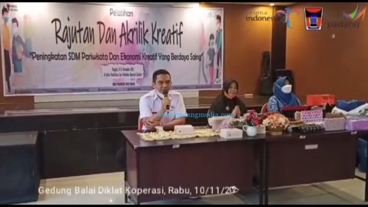Pelatihan Akrilik dan Rajutan; Geliatkan Kampung Tematik Berbasis Ekonomi Kreatif