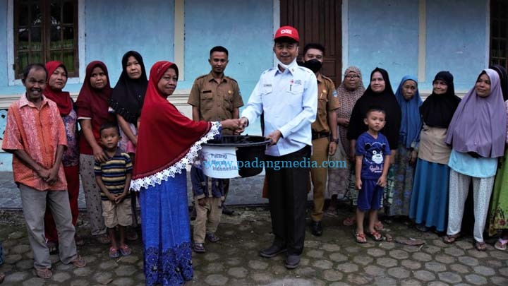 PMI Pasbar Serahkan Bantuan Korban Banjir dan Longsor di Talamau