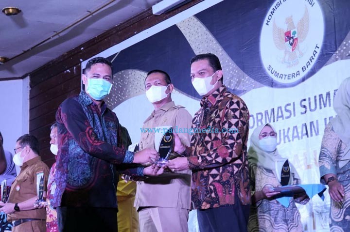 Sekdako Padangpanjang Terima AMP Award sebagai Tokoh Keterbukaan Informasi Publik
