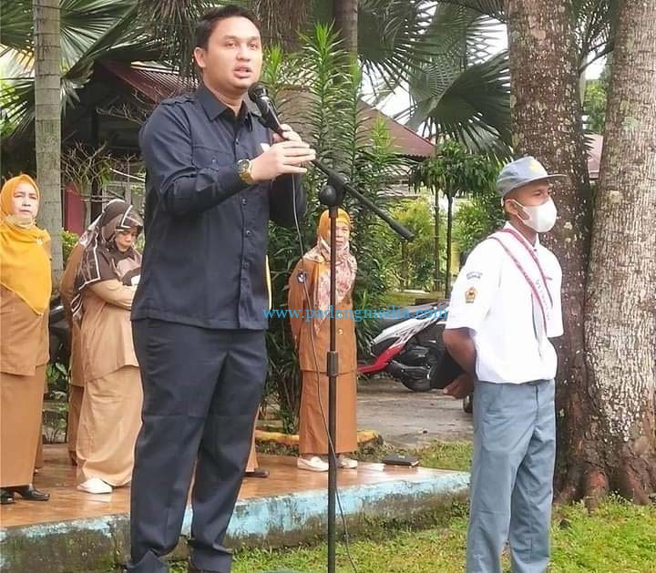 Anggota Komisi I DPRD Pasbar Muhammad Guntara Pembina Upacara di SMAN 1 Pasaman