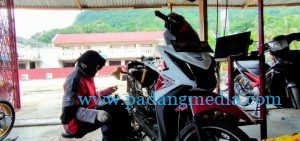Kisah Haru Ike, Ditinggal Suami dan Harus Jadi Montir