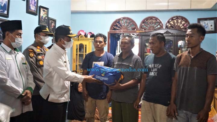 Wabup Pasaman Barat Serahkan Bantuan Kepada Korban Kebakaran di Ujung Gading