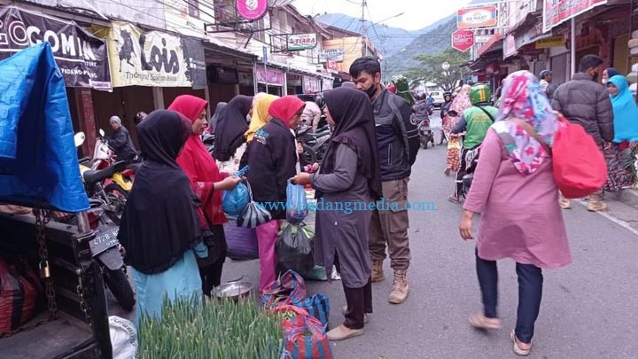 Berjualan di Trotoar, PKL di Tertibkan Satpol PP