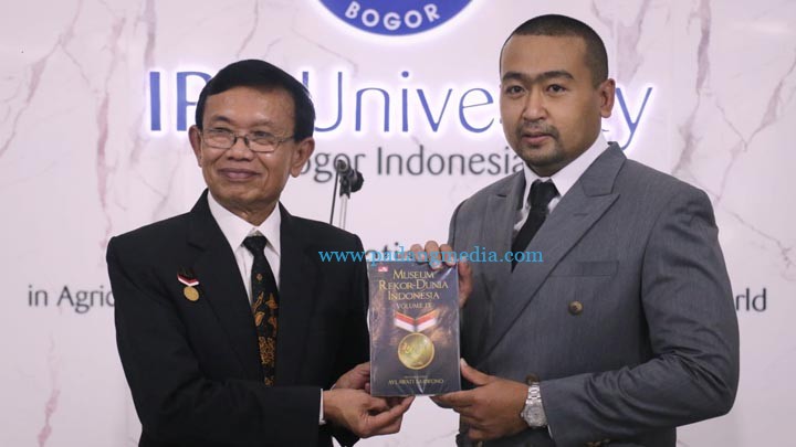 Dengan Tujuh Gelar Akademik Audy Joinaldy Peroleh Rekor MURI
