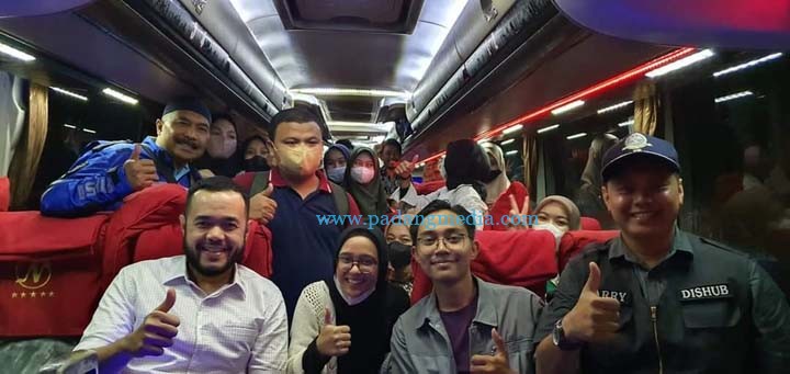 Walikota Padangpanjang Lepas Keberangkatan Bus “Mama Papa Mudik Gratis”