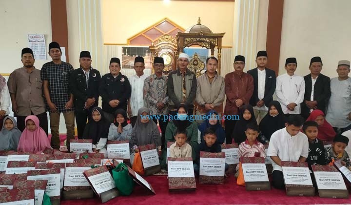 Anak Yatim di Sungai Nanam Dapat Bantuan Alat Sekolah