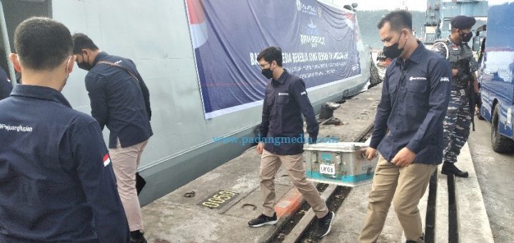 Petugas layanan kas keliling Bank Indonesia memuat uang Rupiah baru ke dalam KRI Cakalang 852 di Pelabuhan Teluk Bayur, Senin (27/6/2022). (Febry)