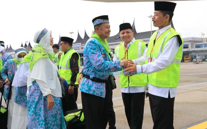 Ketua DPRD Sumbar Lepas Keberangkatan Kloter III Embarkasi Padang dengan Tiga Pesan