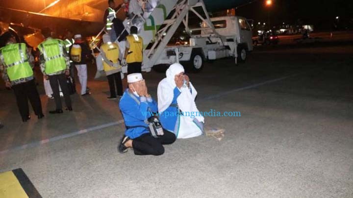 Mendarat Senin 01:05 WIB, Jemaah Kloter 3 Sujud Syukur di Landasan