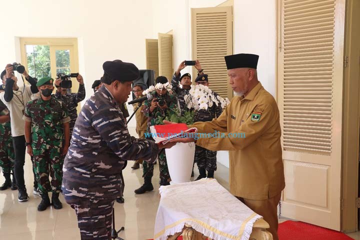 Serahkan bendera