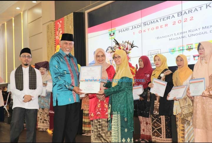Sejumlah Penghargaan Diberikan Pada HUT Sumbar ke-77