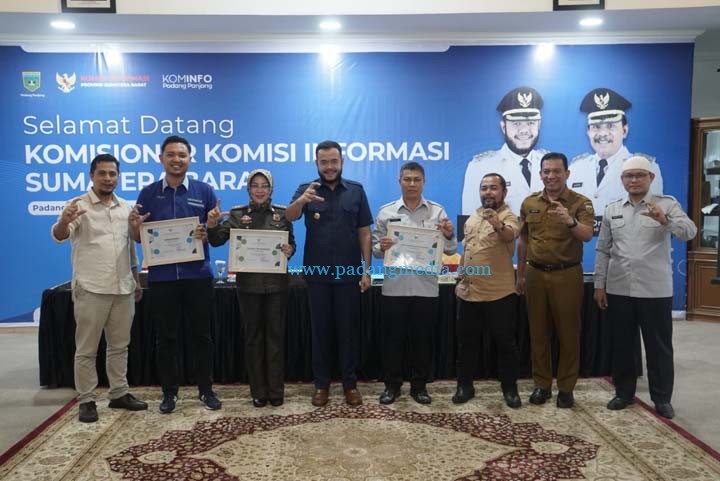 Wako Fadly Amran Berikan Penghargaan Untuk 3 OPD Terbaik dalam Keterbukaan Informasi