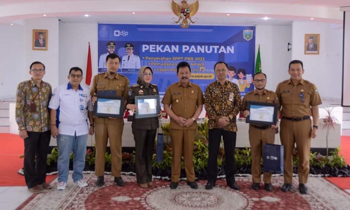 Wawako Padangpanjang Serahkan SPPT PBB-P2 2023 Kepada Lurah