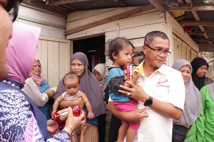 Pj Wako Payakumbuh Serahkan Bantuan untuk Anak Stunting dan Warga Miskin Ekstrim