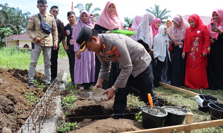 Kapolres Pabar Lakukan Peletakan Batu Pertama Panti Asuhan Gerakan Bunda Berbagi
