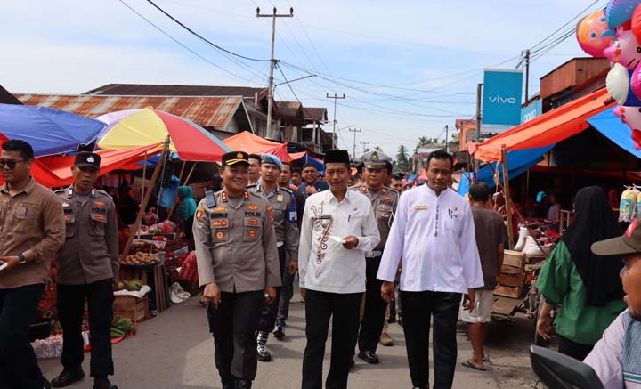 Kapolres Pasaman Barat Bersama Forkopimda Pantau Harga Dan Stok Sembako Di Pasar Tradisional Simpang Tiga