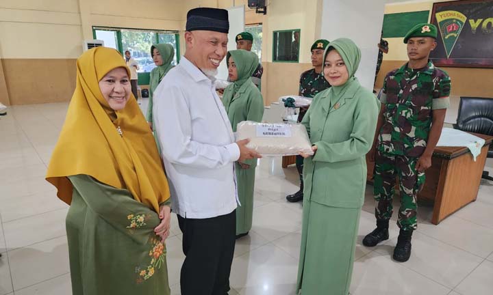 Buya Mahyeldi Berikan Bantuan untuk Keluarga Prajurit Satgas Pamtas Papua Asal Yonif 133/Yudha Sakti.