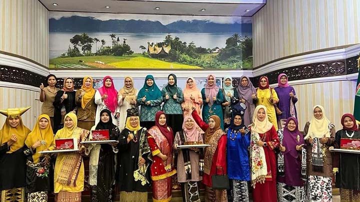 Fauziah Ahmad Terima Penghargaan Perempuan Berjasa dan Berprestasi di Sumbar
