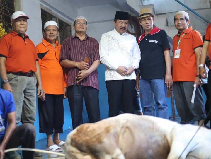 Wakil Walikota Asrul Tinjau Penyembelihan Hewan Kurban Di Masjid Nurul Iman
