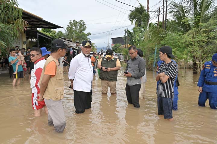 Tinjau Lokasi Banjir, Gubernur Mahyeldi Perintahkan OPD Teknis Segera Distribusikan Bantuan