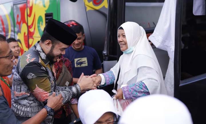 Kepulangan 112 Jemaah Haji Padangpanjang Disambut Langsung Walikota Fadly