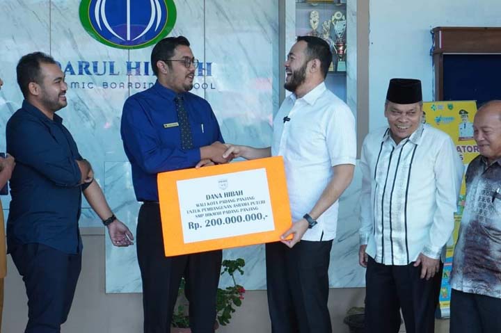 Walikota Padangpanjang Serahkan Dana Hibah 200 Juta ke SMP Hikmah