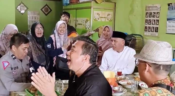 Rayakan Kemerdekaan, Mahyeldi Nyanyikan “Indonesia Pusaka” Bersama Seniman Jalanan di RM Talua Barendo