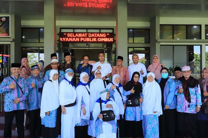 Kepulangan Jemaah Haji Payakumbuh Tergabung Kloter 17 Disambut Walikota