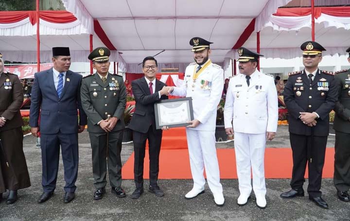Walikota Padangpanjang Serahkan Sejumlah Penghargaan Usai Upacara HUT RI