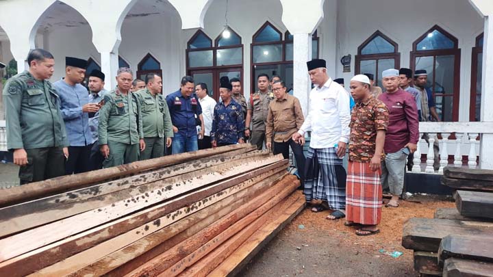 Kayu Tak Bertuan Temuan Dishut Sumbar DIberikan Gubernut untuk  Pembangunan Masjid di Pesisir Selatan