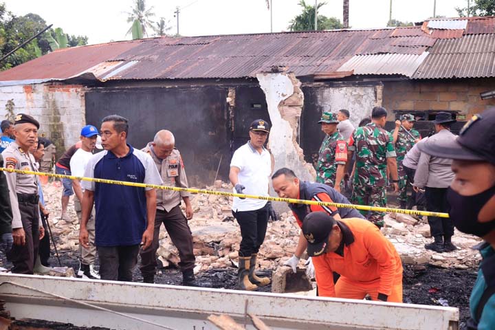 PJ Walikota Payakumbuh Goro Bersama Bersihkan Sisa Kebakaran Rumah Warga