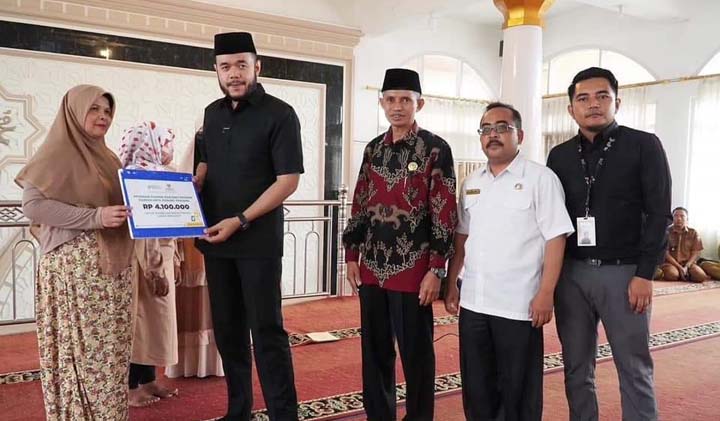 Walikota Fadly Amran Serahkan Zakat Baznas Rp288 Juta kepada 143 Mustahik