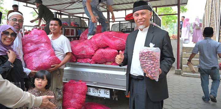 Mahyeldi Kerahkan ASN Borong Bawang Merah Petani Saat Bazar di Masjid Raya Sumbar