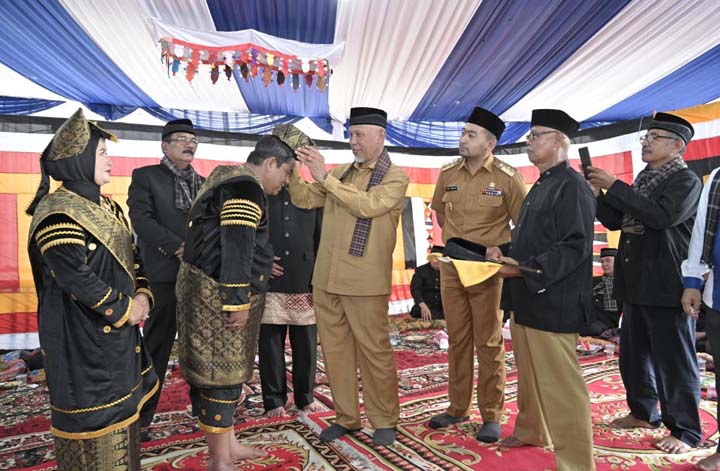 Gala Suku Sikumbang Datuak Putiah Diberikan Pada Suhatri Bur Bupati Padang Pariaman.