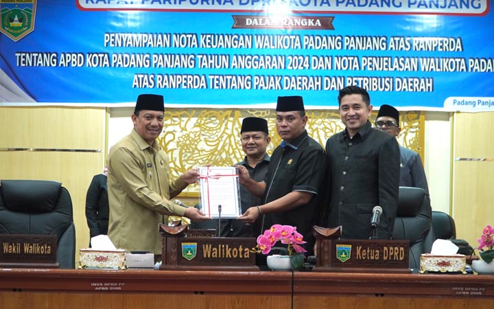 Pj Walikota Padangpanjang Sampaikan Ranperda APBD 2024