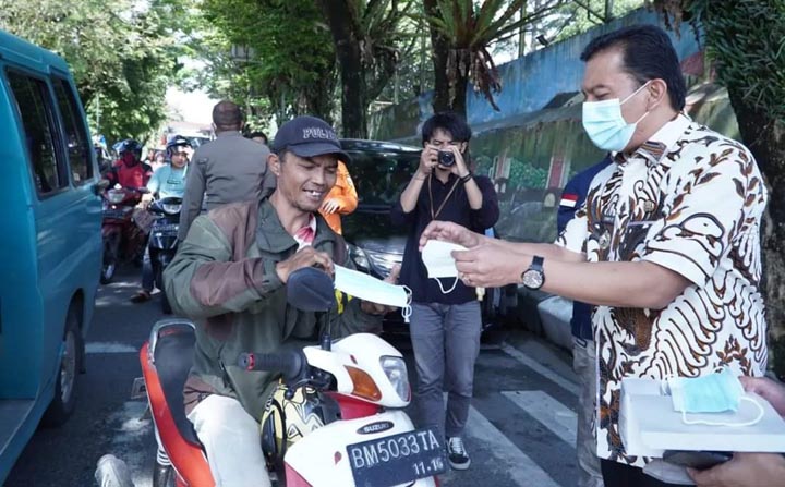 BPBD Kesbangpol Padangpanjang Bagikan 6.000 Masker, Antisipasi Abu Erupsi Gunung Marapi