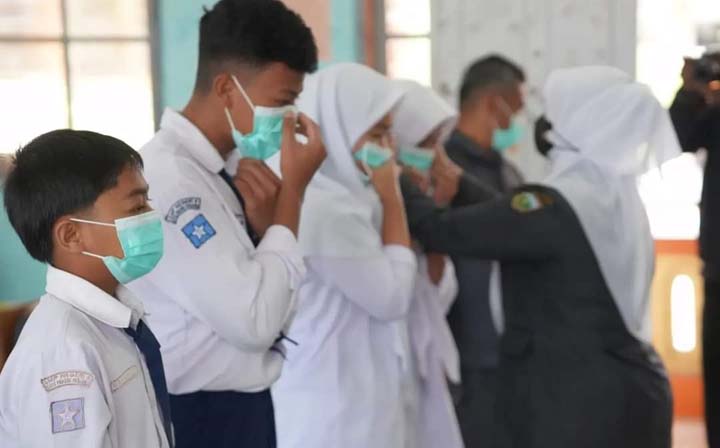 Pemko Padang Panjang Bagikan Masker Ke Sekolah, Atasi Dampak Abu Erupsi Marapi