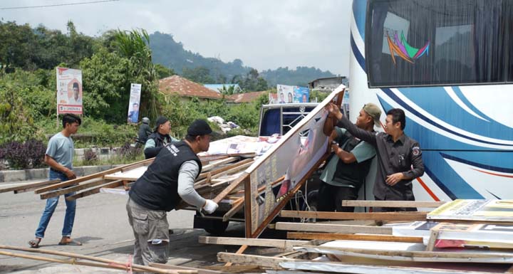 APK di Sepanjang Zona Larangan Ditertibkan Bawaslu, KPU dan Tim Gabungan